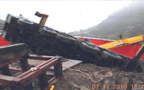 吊車所吊起之鋼構撞擊橋面